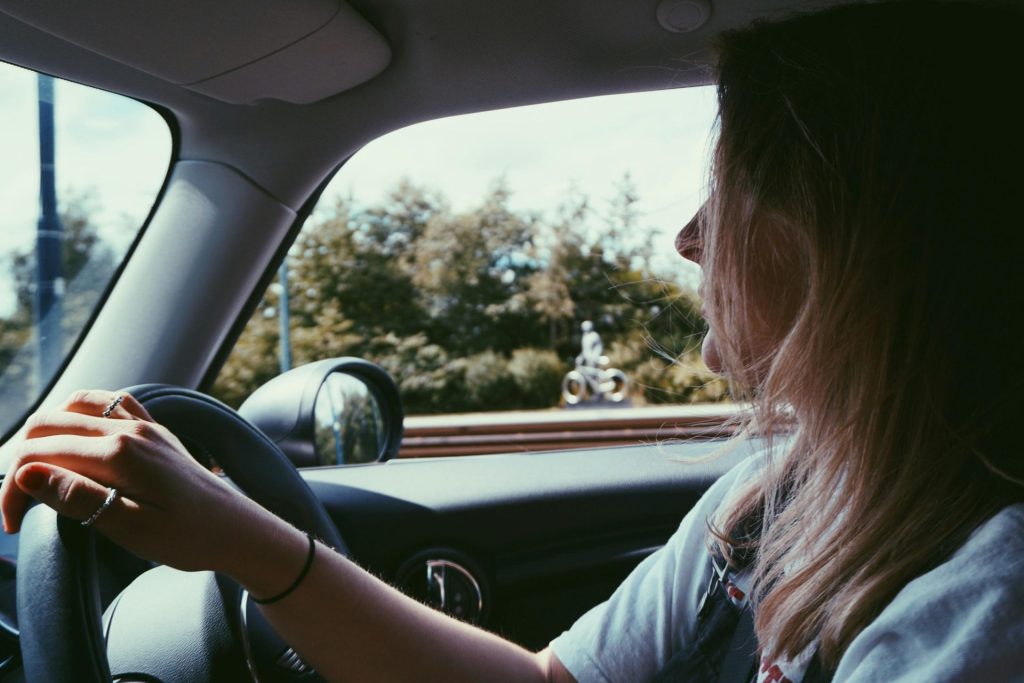 Une femme conduisant une voiture.