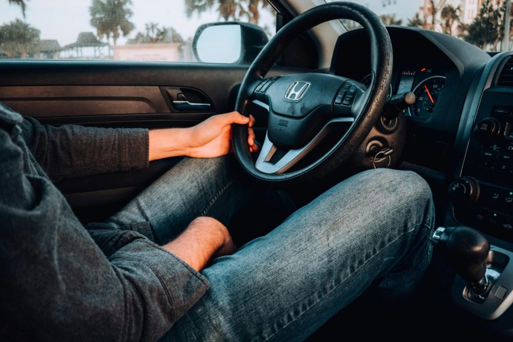 Un homme conduisant une voiture.